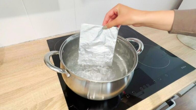 Cette astuce de papier aluminium va transformer vos couverts en un rien de temps…