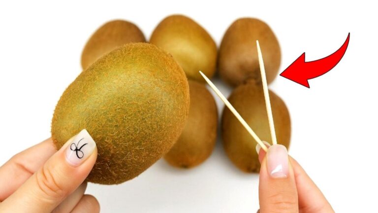 Cette astuce simple va transformer votre façon de peler les kiwis…