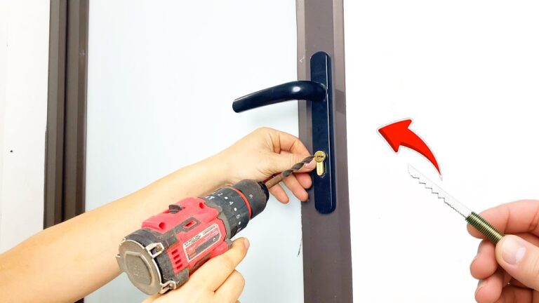 Débloquez une porte en 5 minutes sans clé avec une simple vis !