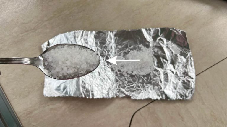 Aluminium et gros sel : l&rsquo;astuce étonnante pour résoudre vos soucis domestiques