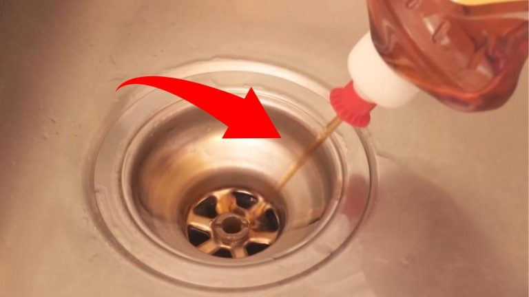 Savon à vaisselle dans l’évier : la méthode infaillible des plombiers