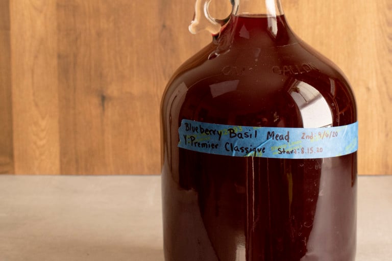 Hydromel aux myrtilles et basilic : le goût de l&rsquo;été dans un verre