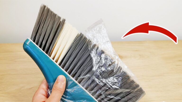 Déjouez 30 ans de corvées : le truc génial avec un sac en plastique sur votre balai !