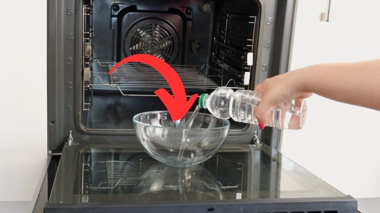 Nettoie ton four facilement en 5 étapes sans frotter ! Découvre l&rsquo;astuce ici.