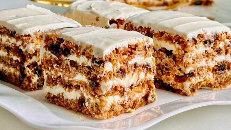 Gâteau aux carottes juteux sans farine, sucre, beurre ni œufs – avec crème à la ricotta