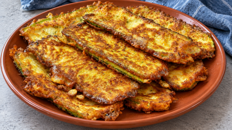Adoptez cette idée inspirée de la cuisine turque ! Des courgettes dorées qui surprennent dès la première bouchée