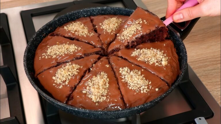 Un gâteau express à la poêle en 5 minutes avec des ingrédients simples !